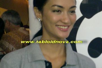 Atiqah Hasiholan Pilih Hitamkan Kulit