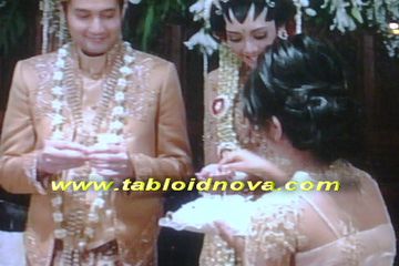 Putri Aldy Menahan Tangis di Pernikahan Ayahnya