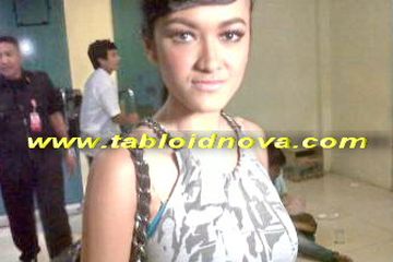 Julia Perez Contek KD dan Yuni Shara