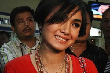 Yuni Shara Minta Silvalay Somasi Raul Lemos
