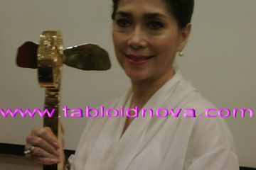 Widyawati Penghargaan Untuk Mendiang Suami