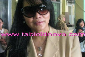 Istri Ferry Irawan Menangis di Ruang Sidang