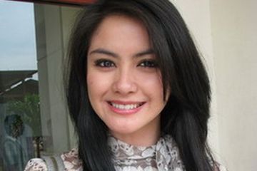Revalina Sambangi Dokter Kulit