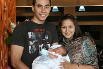 Harmonis dan Jauh dari Gosip, Begini Kompaknya Pasangan Darius Sinathrya dan Donna Agnesia