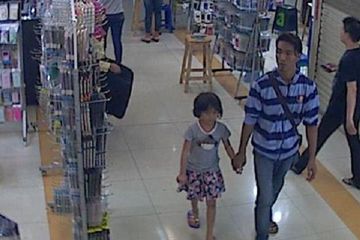 Sintya Hermawan tampak berjalan dengan seorang pria yang diduga penculiknya di area PGC. Foto ini diambil dari kamera CCTV milik pusat perbelanjaan tersebut.