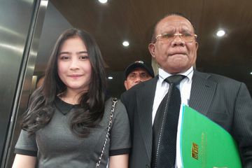 Pesinetron Prilly Latuconsina dan kuasa hukumnya, Siddik Latuconsina, saat berada di Polda Metro Jaya.