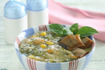 Sarapan Bubur Manado yang sarat sayuran.