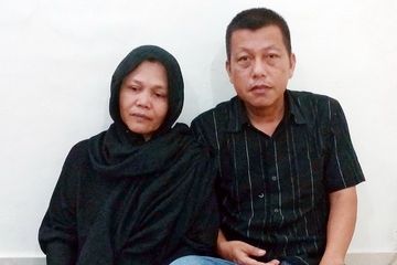 Orang Tua Dita Amelia Kurniawan, Pramugari Trigana AIr. (Foto: Hasuna / NOVA)