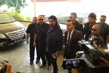 Limbad didampingi kuasa hukumnya mendatangi Polres Metro Jakarta Utara untuk menjalani pemeriksaan perdana terkait tuduhan pencurian mobil.