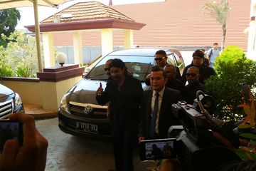 Limbad dan kuasa hukumnya saat tiba di Polres Metro Jakarta Utara, Senin (5/10/2015).