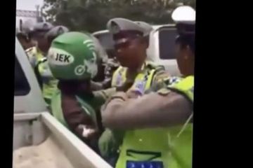 Video seorang supir Gojek dipukul polisi beredar