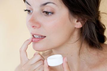 Cara Mudah Buat Lip Scrub untuk Atasi Bibir Pecah-Pecah
