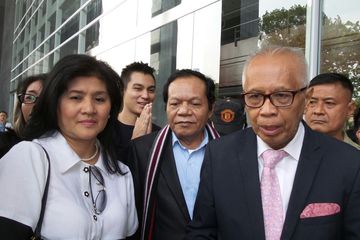 Tetty Liz ketika mendatangi Pengadilan TIPIKOR, guna memberikan dukungan kepada pengacara kondang OC Kaligis.