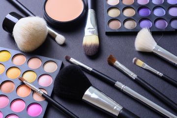 Tanda makeup kedaluarsa mulai dari bedak hingga maskara, dibahas tuntas di sini