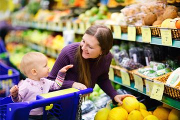 Trik Atasi Kebiasaan Anak Merengek Saat Minta Jajan di Supermarket