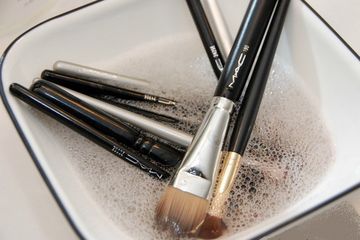 Cuci Kuas dan Spons Make Up Secara Rutin