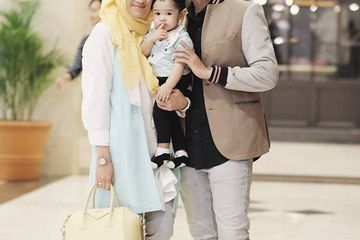 Serasinya Busana Muslim Santun Pasangan Alyssa Soebandono dan Dude Herlino