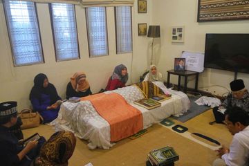 Suasana rumah duka Nazmul Irphan, ayah Ariel NOAH, Rabu (30/3)