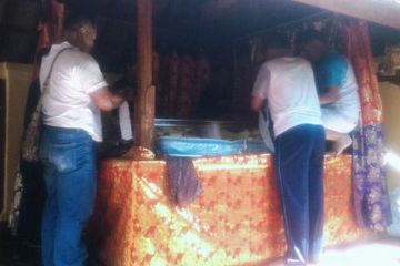 Petugas kepolisian melakukan Olah TKP