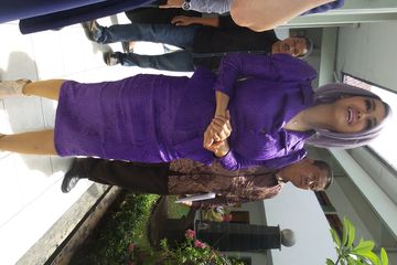 Julia Perez mengenakan pakaian serba ungu ketika menghadiri sidang di Pengadilan Negeri Jakarta Selatan, Kamis (12/5/2016).