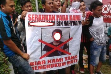 Jalani Sidang, Bocah Pembunuh dan Pemerkosa Itu Jadi Sasaran Amarah Warga