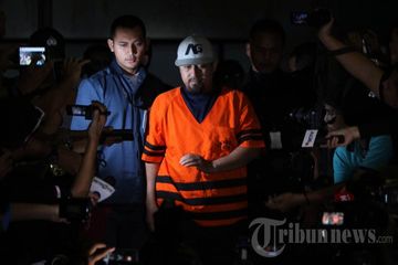 Samsul Hidayatullah, kakak Saipul Jamil, keluar dari gedung Komisi Pemberantasan Korupsi (KPK), usai menjalani pemeriksaan Kamis (16/6/2016).