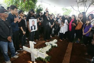 Suasana pemakaman Mike Mohede, TPU Tanah Kusir, Jakarta Selatan, Selasa (2/8/2016).