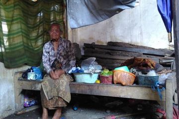 Tinggal di Rumah Kumuh, Hidup Nenek Sebatang Kara Ini Penuh Derita  