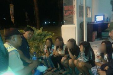 Astaga, Lima Pasang Remaja Ini Tertangkap Basah Berbuat Mesum di Gubuk 