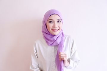 Gaya Hijab Pashmina dengan 1 Pentul dan 1 Bros