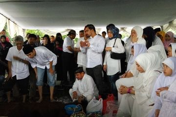 Guyuran Hujan Deras Mengiringi Pemakaman Ayahanda Annisa Trihapsari