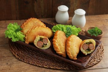 Nikmatnya Panada Isi Sosis Cabai Hijau 
