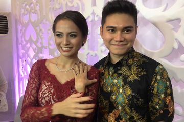 Selamat! Acha Septriasa resmi dilamar Vicky Kharisma hari ini.