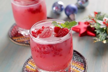 Segarnya Minum Segelas Sparkling Raspberry Lemonade
