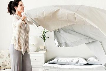 Ganti sprei Anda minimal seminggu sekali untuk menghindari gigitan tungau