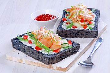 sandwich roti hitam salmon asap