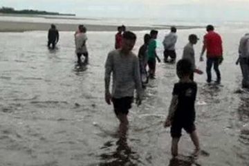 Sejak tiga hari terakhir warga warga terus mendatangi pantai untuk melihat lokasi yang diduga ada harta karun 