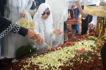 Terry Putri menaburkan bunga di pusaran sang bunda.