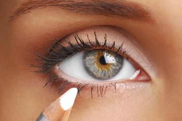 Makeup Segar Natural dengan Aplikasi Kosmetik di Bagian Mata