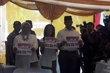 Anies Baswedan bersama istri dan anaknya usai menggunakan hak suara