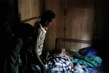 Warjiman yang dipanggil Manusia Kayu terbaring kaku di kasurnya selama beberapa tahun terakhir.