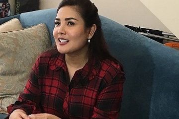 Nindy menceritakan pengalamanny sebagai ibu dua anak kepada media