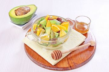 Nikmati Salad Avokad Saus Ponzu, 30 Menit Jadi!
