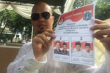 Nyoblos, Ahmad Dhani Pamer Pakai Kacamata Rp50 Juta