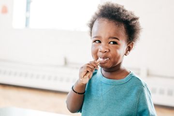 Cara Menghentikan Kebiasaan ‘Ngemut’ Saat Anak Makan