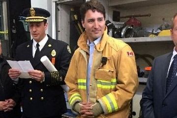PM Kanada Justin Trudeau Kenakan Seragam Pemadam Kebakaran, Netizen ‘Kepanasan’