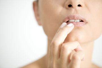 Bibir Menghitam Karena Sering Terpapar Matahari? Hilangkan dengan 5 Cara Berikut