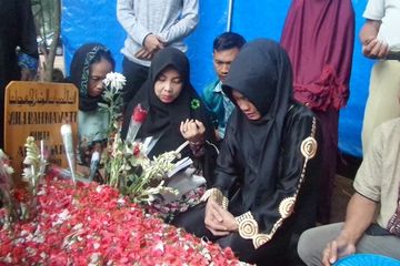 Ibunda Jupe, Sri Wulansih datang ziarah kubur ke makam 