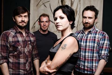 Menjadi Inspirasi Beberapa Artis, Begini Potret Penampilan Dolores O'Riordan Semasa Hidupnya, Nyentrik!