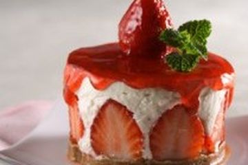 STRAWBERRY AND YOGHURT CHEESE CAKE
